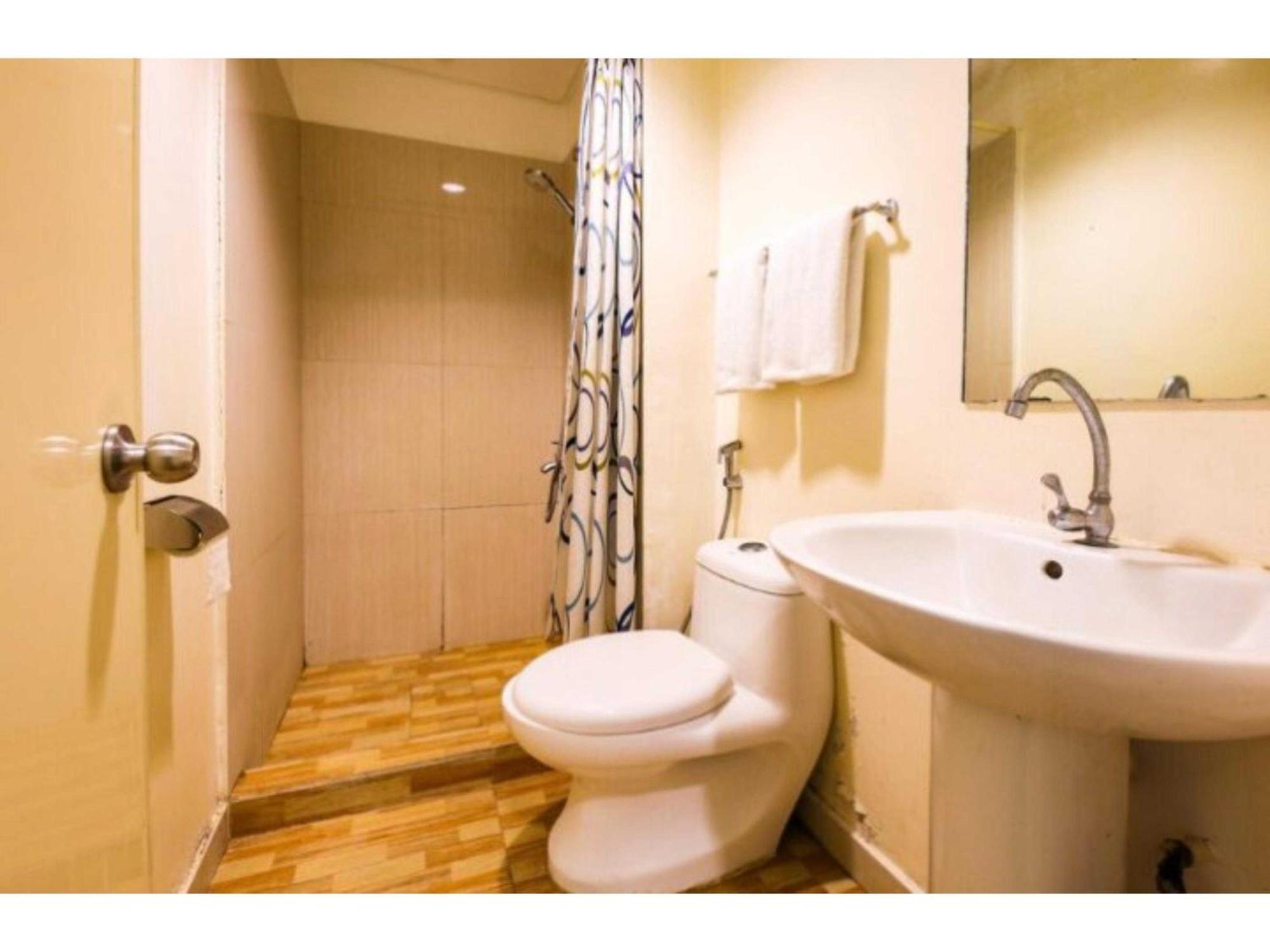 Oyo 769 Poblacion Suites Polaris Makati City Luaran gambar