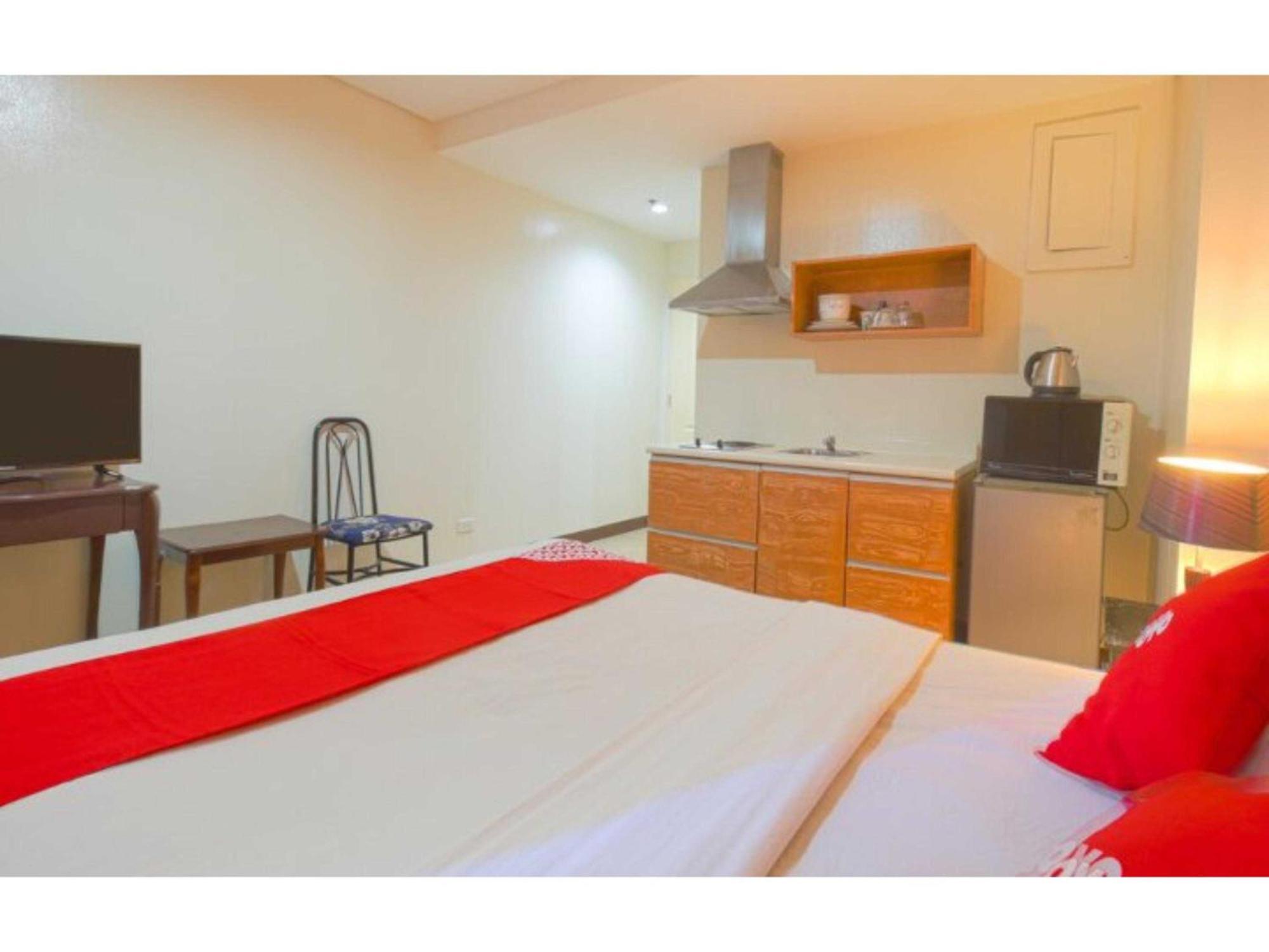 Oyo 769 Poblacion Suites Polaris Makati City Luaran gambar