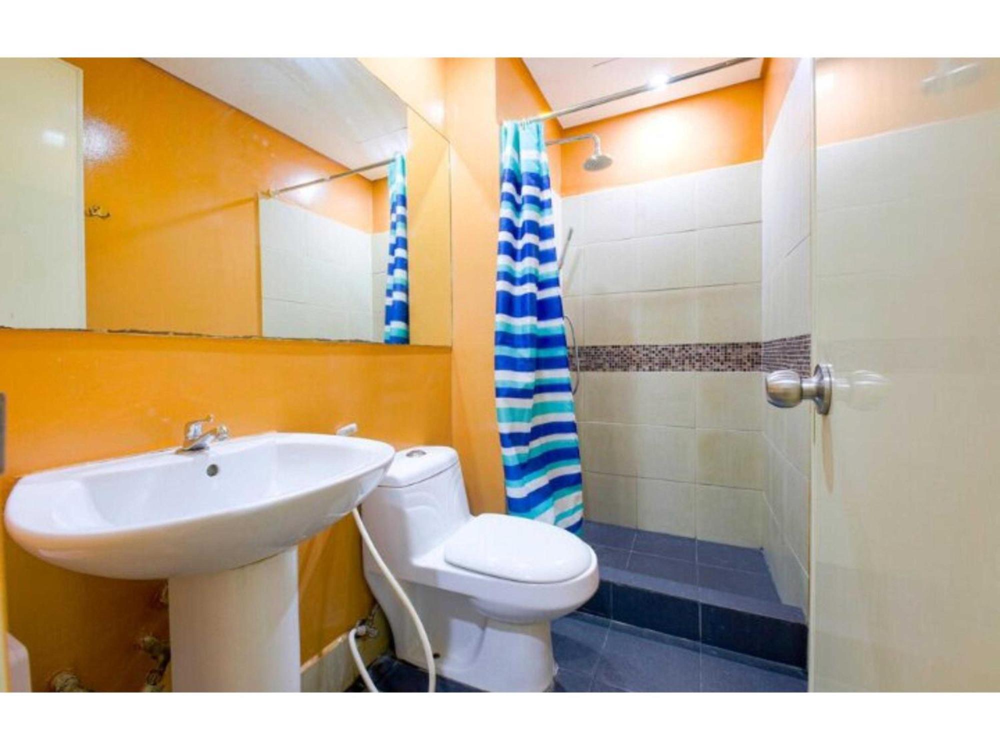 Oyo 769 Poblacion Suites Polaris Makati City Luaran gambar