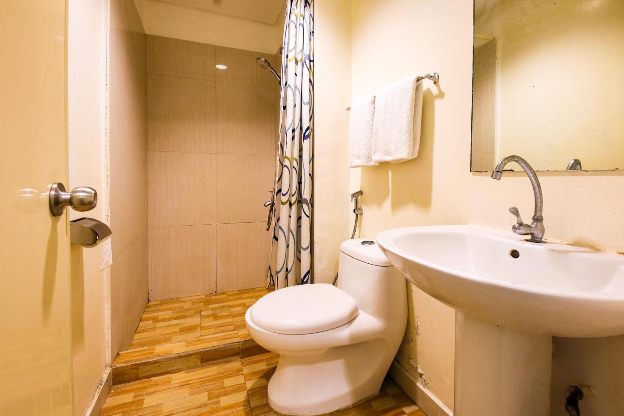 Oyo 769 Poblacion Suites Polaris Makati City Luaran gambar