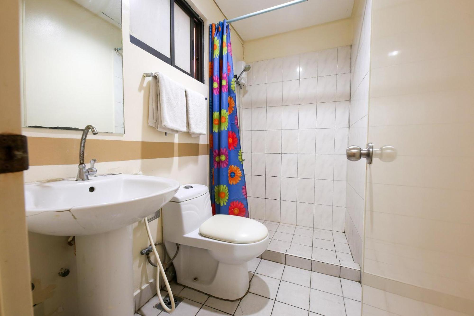 Oyo 769 Poblacion Suites Polaris Makati City Luaran gambar